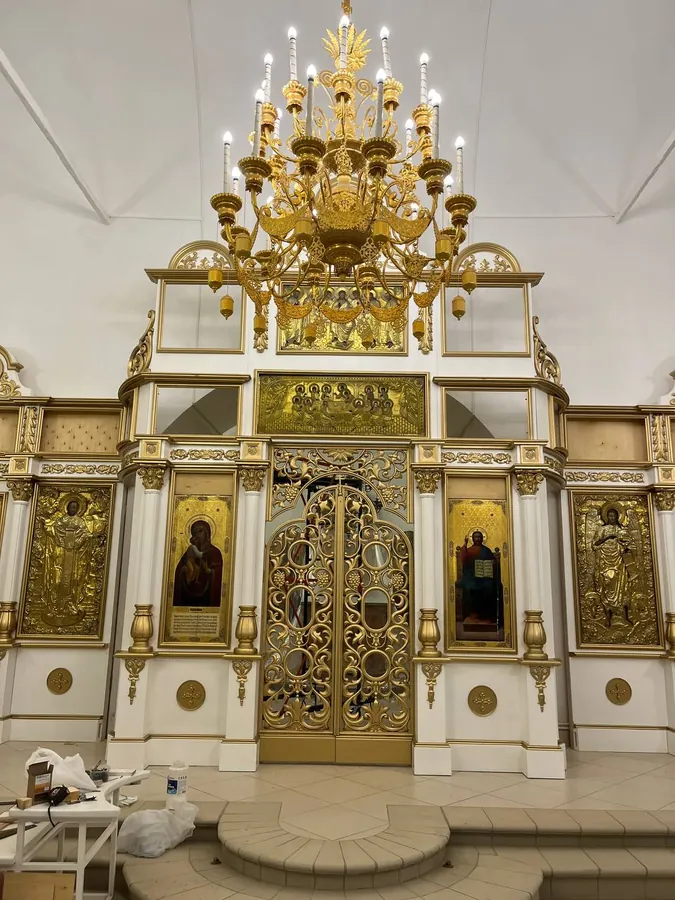 Белый с золотом иконостас с резными царскими вратами